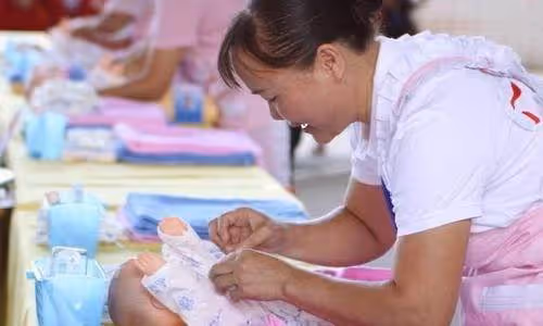 孩子不黏自己卻和保姆親！寶媽很疑惑，查看監控後，當即給保姆漲工資