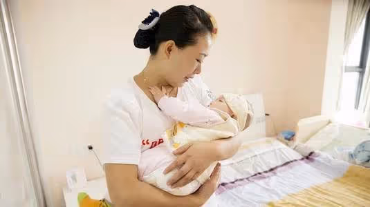 孩子不黏自己卻和保姆親！寶媽很疑惑，查看監控後，當即給保姆漲工資