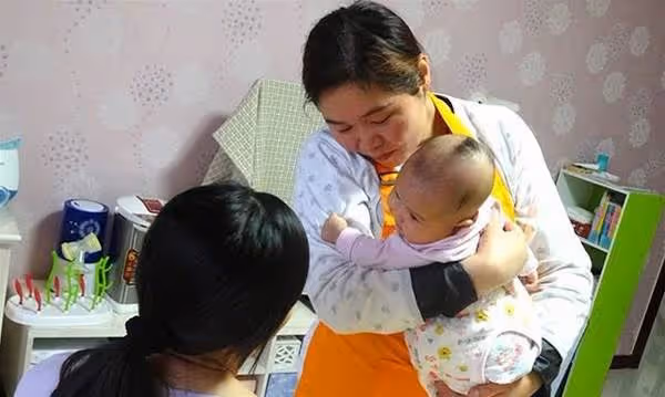 孩子不黏自己卻和保姆親！寶媽很疑惑，查看監控後，當即給保姆漲工資