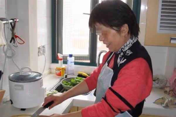 孩子不黏自己卻和保姆親！寶媽很疑惑，查看監控後，當即給保姆漲工資