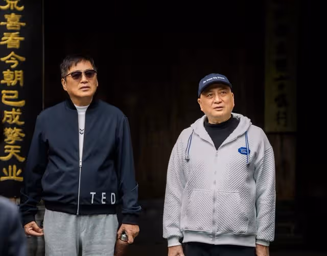 入行40周年，66歲香港知名影星定居內地街頭獻唱，低調過退休生活