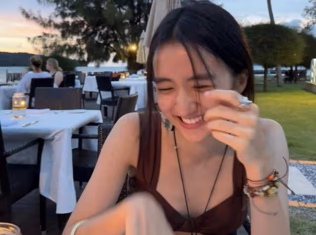 香港知名星二代曬近況！穿比基尼在室外餐廳拍照，大秀好身材