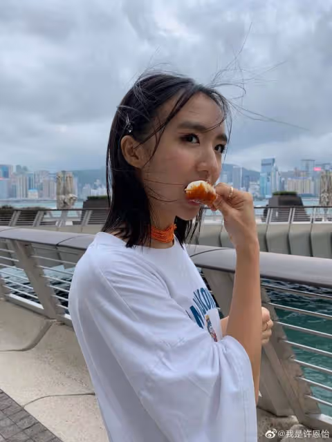 香港知名星二代曬近況！穿比基尼在室外餐廳拍照，大秀好身材