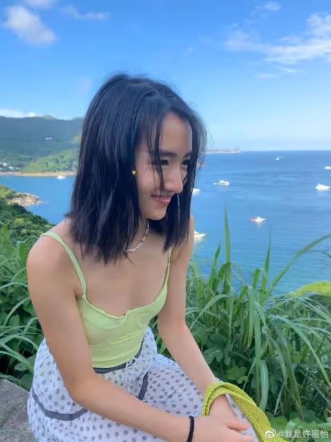 香港知名星二代曬近況！穿比基尼在室外餐廳拍照，大秀好身材
