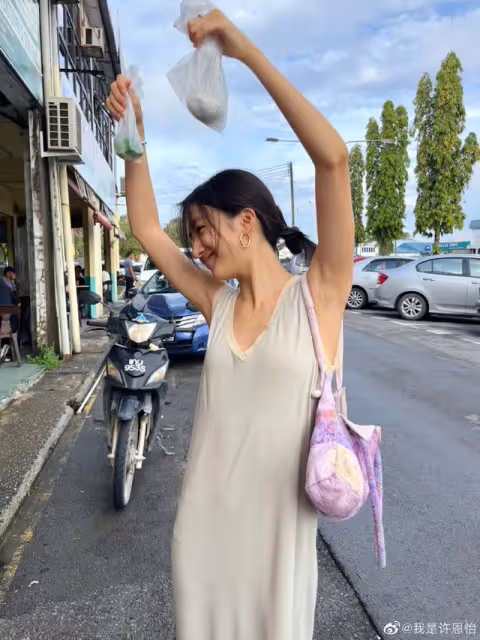 香港知名星二代曬近況！穿比基尼在室外餐廳拍照，大秀好身材