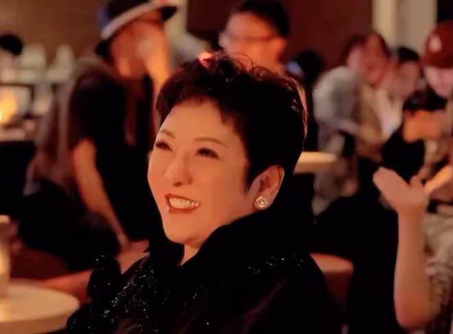 蕭敬騰撞臉向佐，坐乾媽陳嵐身邊被認錯，五官比向佐還像向華強！
