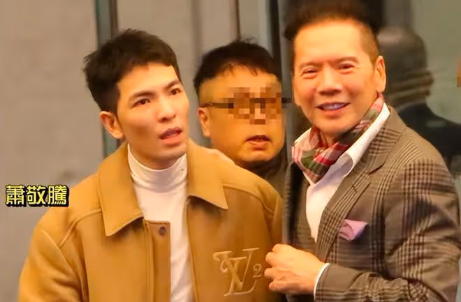 蕭敬騰撞臉向佐，坐乾媽陳嵐身邊被認錯，五官比向佐還像向華強！