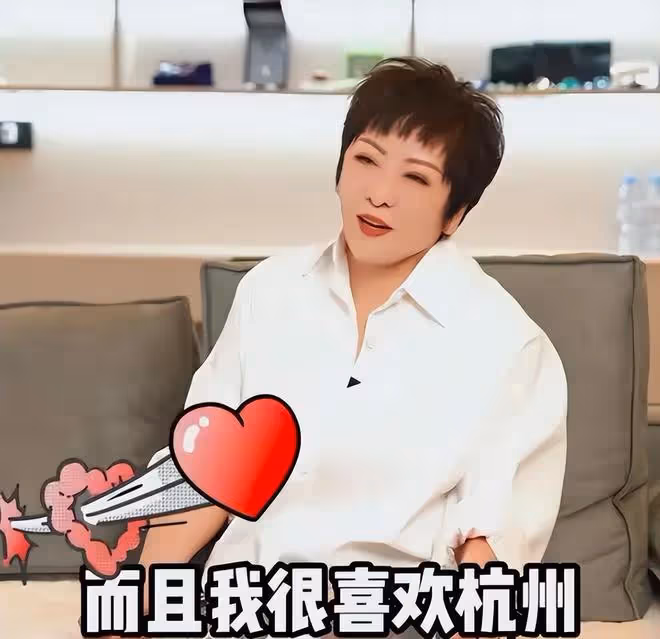 蕭敬騰撞臉向佐，坐乾媽陳嵐身邊被認錯，五官比向佐還像向華強！