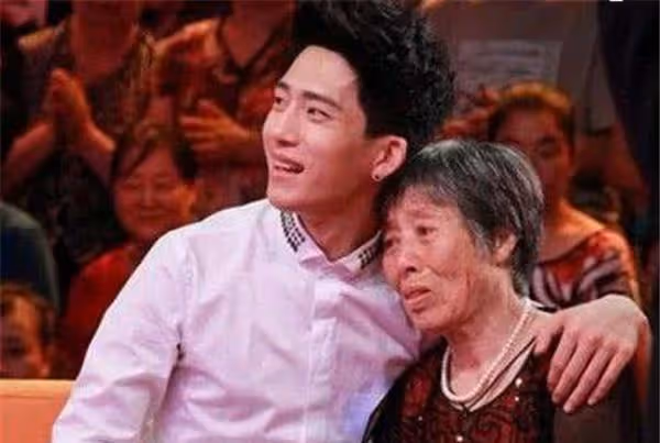 出生28天就被媽媽丟下！  靠「祖母擺攤」相依為命  今成名送她上億豪宅享福