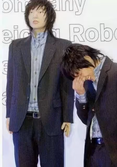 明星與自己的蠟像合影！唐嫣、胡歌真假難分，最後一位「醜」到連自己都不忍抬頭看
