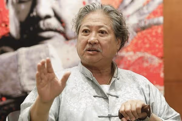 67歲洪金寶晚年緋聞不斷「謝妻結婚24年包容」　當年風光今「出入靠輪椅」老婆不離不棄