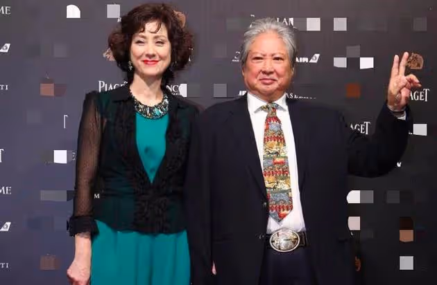 67歲洪金寶晚年緋聞不斷「謝妻結婚24年包容」　當年風光今「出入靠輪椅」老婆不離不棄