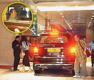 67歲洪金寶晚年緋聞不斷「謝妻結婚24年包容」　當年風光今「出入靠輪椅」老婆不離不棄