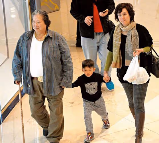 67歲洪金寶晚年緋聞不斷「謝妻結婚24年包容」　當年風光今「出入靠輪椅」老婆不離不棄