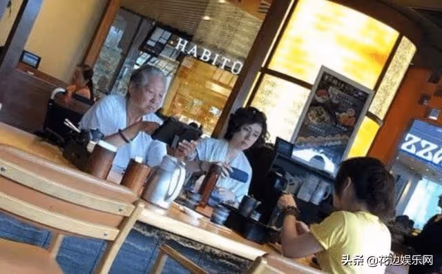 67歲洪金寶晚年緋聞不斷「謝妻結婚24年包容」　當年風光今「出入靠輪椅」老婆不離不棄