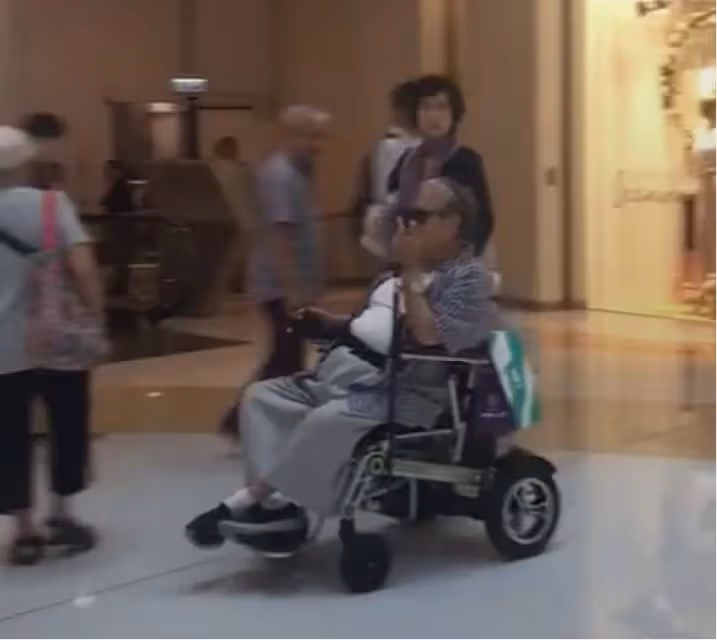 67歲洪金寶晚年緋聞不斷「謝妻結婚24年包容」　當年風光今「出入靠輪椅」老婆不離不棄