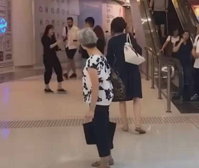 67歲洪金寶晚年緋聞不斷「謝妻結婚24年包容」　當年風光今「出入靠輪椅」老婆不離不棄