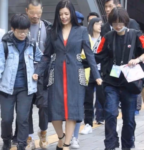陳妍希「發福」顏值一言難盡！走路要靠工作人員攙扶，網友：衣服扣子都要「甭開」了