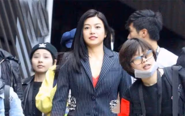 陳妍希「發福」顏值一言難盡！走路要靠工作人員攙扶，網友：衣服扣子都要「甭開」了
