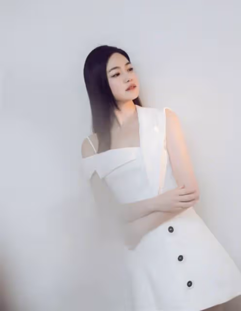 陳妍希「發福」顏值一言難盡！走路要靠工作人員攙扶，網友：衣服扣子都要「甭開」了