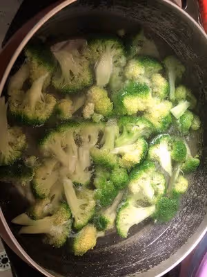 清炒西藍花，口味清淡，營養價值高