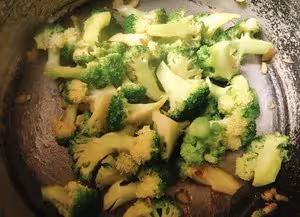 清炒西藍花，口味清淡，營養價值高