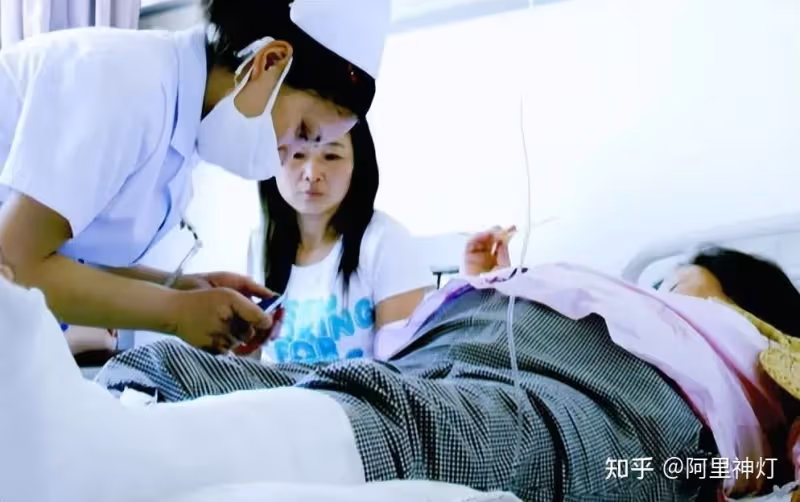 4胞胎早產生命垂危！日以繼夜「針管灌奶」，今全部考上大學，他們直言「感謝護士醫生給我了我第二次生命」