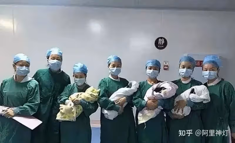 4胞胎早產生命垂危！日以繼夜「針管灌奶」，今全部考上大學，他們直言「感謝護士醫生給我了我第二次生命」