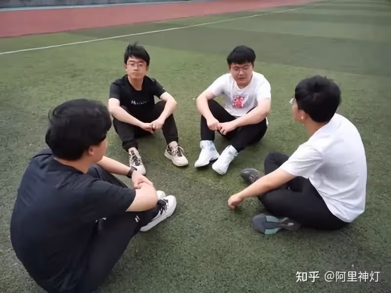 4胞胎早產生命垂危！日以繼夜「針管灌奶」，今全部考上大學，他們直言「感謝護士醫生給我了我第二次生命」