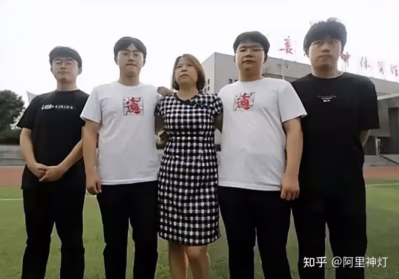 4胞胎早產生命垂危！日以繼夜「針管灌奶」，今全部考上大學，他們直言「感謝護士醫生給我了我第二次生命」