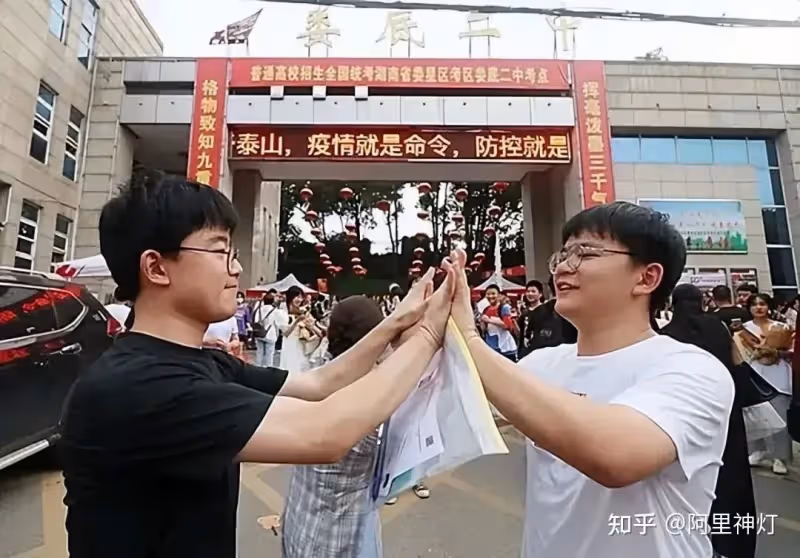 4胞胎早產生命垂危！日以繼夜「針管灌奶」，今全部考上大學，他們直言「感謝護士醫生給我了我第二次生命」