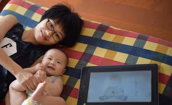 寶爸接女兒放學！「穿工服」怕給女兒丟臉不敢湊前，女兒的舉動太暖心：你的孩子比你想像中更愛你 ~