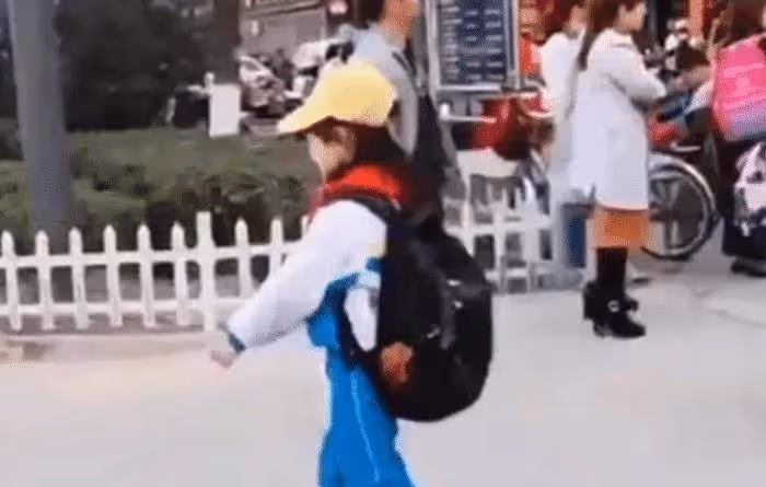 寶爸接女兒放學！「穿工服」怕給女兒丟臉不敢湊前，女兒的舉動太暖心：你的孩子比你想像中更愛你 ~