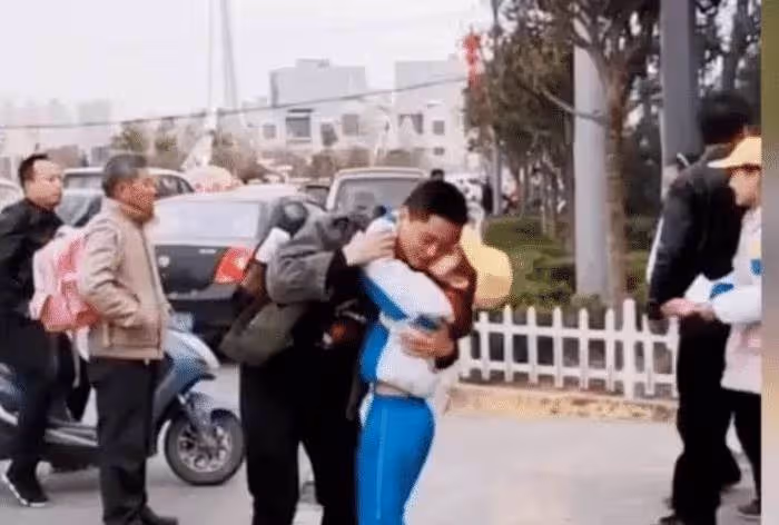 寶爸接女兒放學！「穿工服」怕給女兒丟臉不敢湊前，女兒的舉動太暖心：你的孩子比你想像中更愛你 ~
