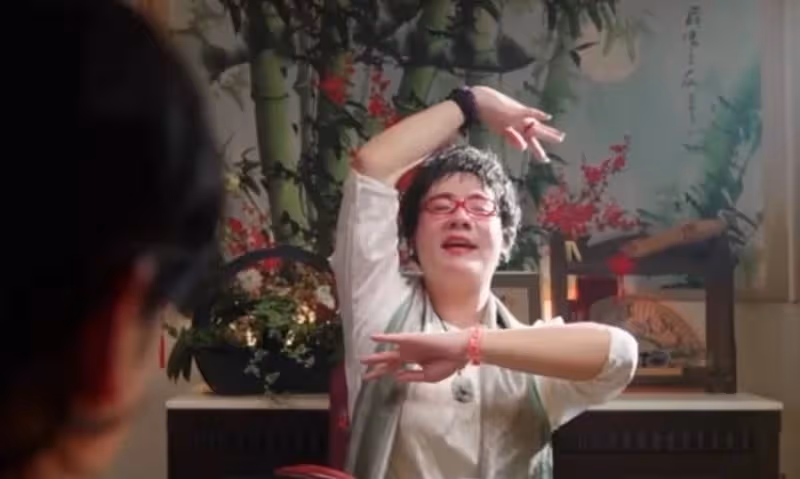 網紅阿翰國中受盡嘲笑，今憑「九天玄女廖麗芳」逆襲，登上「金鐘開場影片」：自己拼出出頭天