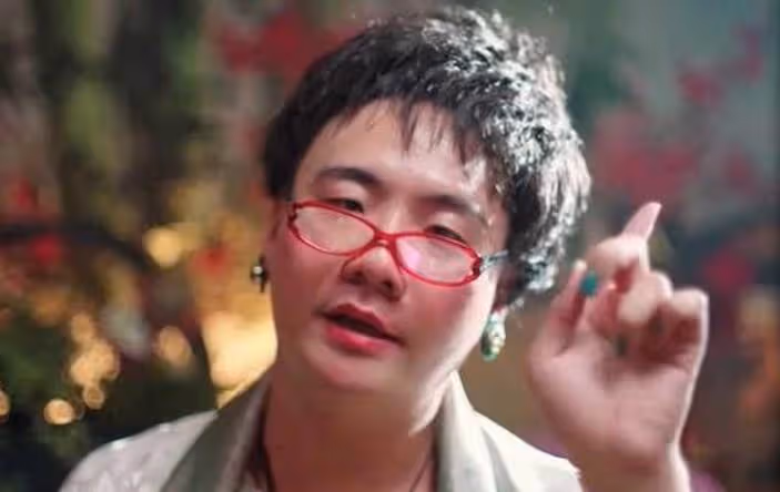 網紅阿翰國中受盡嘲笑，今憑「九天玄女廖麗芳」逆襲，登上「金鐘開場影片」：自己拼出出頭天