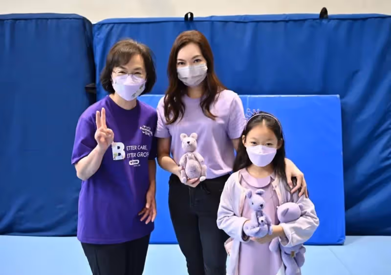 富士康老闆娘攜仨子女做慈善，宣布再捐300萬台幣迎48歲生日，網贊：人美又心善