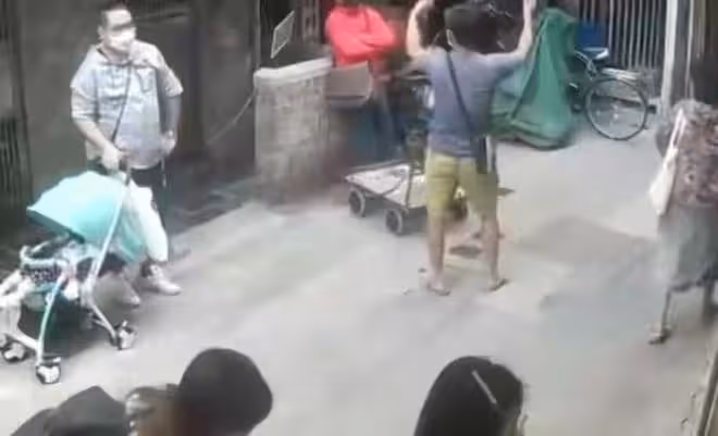 曝知名男星街頭打架，遭對方挑釁拳打腳踢，不敢過猛還擊被吐槽