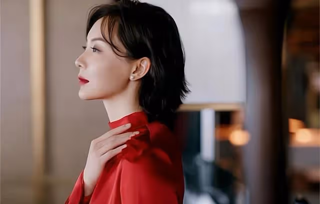 吃飯時，相親男自稱錢包忘帶手機沒電，女孩貼心借充電寶：不用謝
