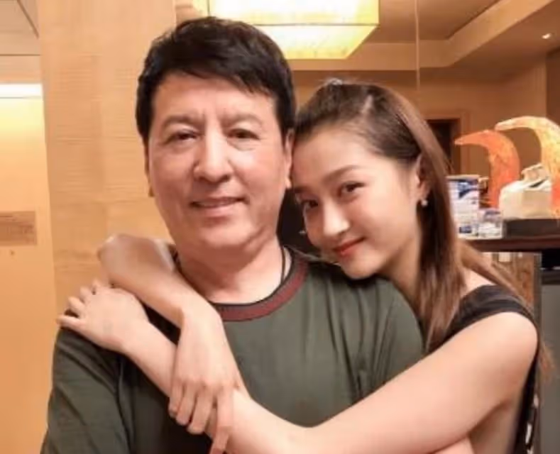 鹿晗傳與關曉彤已領證　准岳父駁斥：瞎說