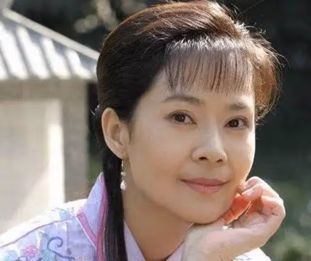 58歲瓊瑤女郎「婉君」曝近照，素顏大變認不出，與老公牽手好恩愛