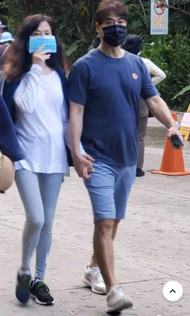 58歲瓊瑤女郎「婉君」曝近照，素顏大變認不出，與老公牽手好恩愛