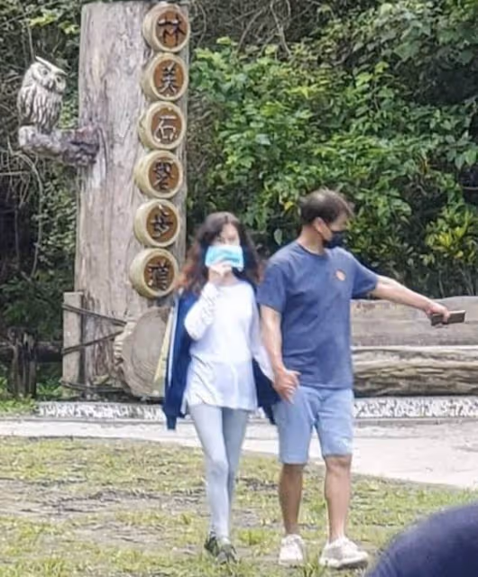 58歲瓊瑤女郎「婉君」曝近照，素顏大變認不出，與老公牽手好恩愛