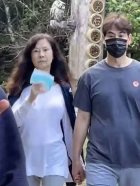 58歲瓊瑤女郎「婉君」曝近照，素顏大變認不出，與老公牽手好恩愛