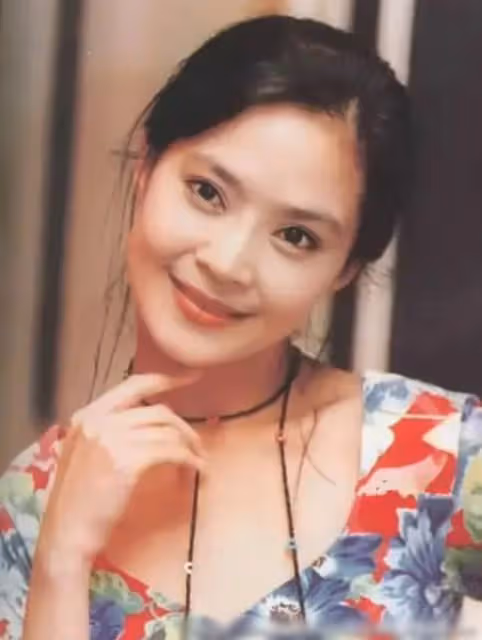 58歲瓊瑤女郎「婉君」曝近照，素顏大變認不出，與老公牽手好恩愛