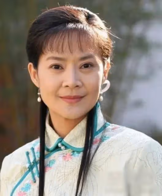 58歲瓊瑤女郎「婉君」曝近照，素顏大變認不出，與老公牽手好恩愛