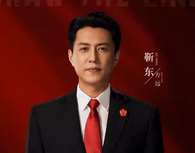 靳東近照老到快認不出！滿頭白髮似長老年斑，穿紅褲子打球不講究
