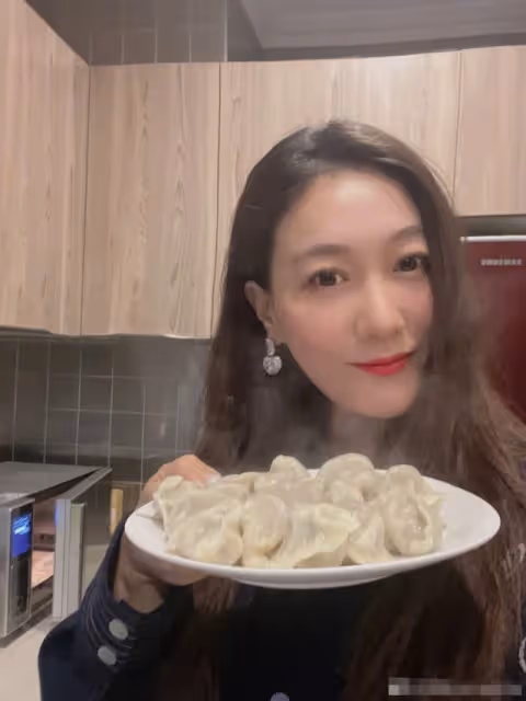 44歲譚晶不見老！化精緻妝容家中煮餃子，床頭擺鮮花低調秀恩愛