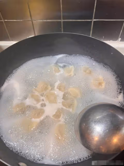 44歲譚晶不見老！化精緻妝容家中煮餃子，床頭擺鮮花低調秀恩愛
