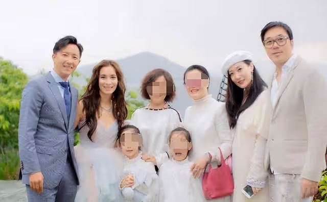 44歲譚晶不見老！化精緻妝容家中煮餃子，床頭擺鮮花低調秀恩愛